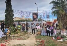Familiares y amigos desconsolados rinden homenaje a la adolescente asesinada Cloe en Orihuela Costa. El emotivo homenaje tendrá lugar este domingo a las 11:30 am en el Parque La Florida ER-2, un espacio especial dedicado a la joven que se fue demasiado pronto.