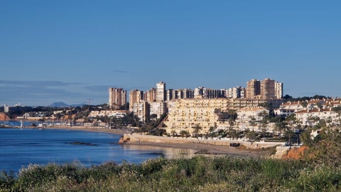 26 marca zapowiada się przeważnie pogodna pogoda. W godzinach porannych, od północy do 6:00 rano, niebo będzie częściowo zachmurzone, z temperaturą minimalną 10°C i maksymalną 20°C.