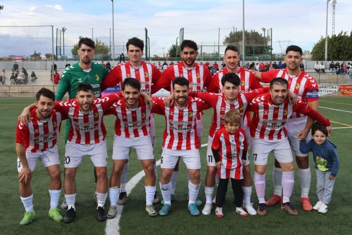 La clásica frase futbolística “un partido de dos mitades” resume a la perfección el partido del pasado domingo en Novelda.