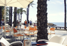 Torrevieja sanciona con multas de hasta 4,000 euros las infracciones en terrazas El Ayuntamiento de Torrevieja ha comenzado a aplicar normas para limitar el espacio público que los bares y restaurantes locales pueden ocupar con sus terrazas a lo largo del paseo marítimo.