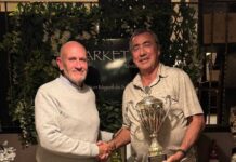 Campoamor Golf Sociale Tennisclub Maaltijd De winnaar van 2024, Peter Rattenbury, staat op de foto met Steve terwijl hij de trofee in ontvangst neemt.