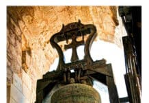 Historische klok van 1.5 ton stort neer tijdens Palmzondagmis in kathedraal van Orihuela Het probleem is niet nieuw: in 2020 stortte een deel van het dak van de sacristie van dezelfde kerk in, waardoor de kerk van San Agustín al tientallen jaren gesloten is vanwege bouwkundige risico's.