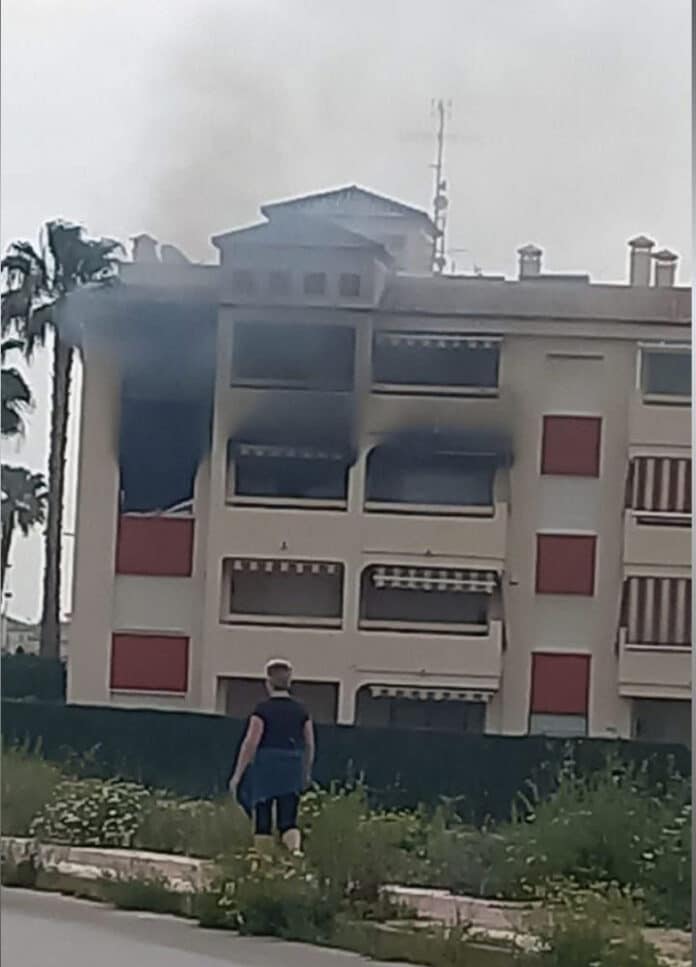 Um 9:06 Uhr wurde Alarm ausgelöst, doch als die Feuerwehrleute – die von weiter entfernten Wachen angereist waren – eintrafen, hatten sich die Flammen bereits ausgebreitet. 