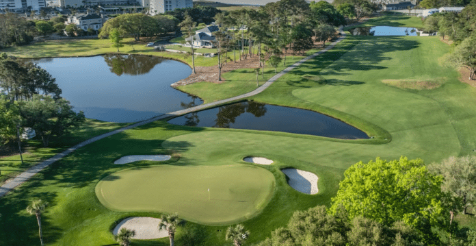Myrtle Beach ligger langs kysten av Sør-Carolinas atlanterhavskyst, og en gang gjemmestedet for pirater som Svartskjegg, er et av Amerikas beste feriesteder, et glorifisert Blackpool i solen, pluss golf.