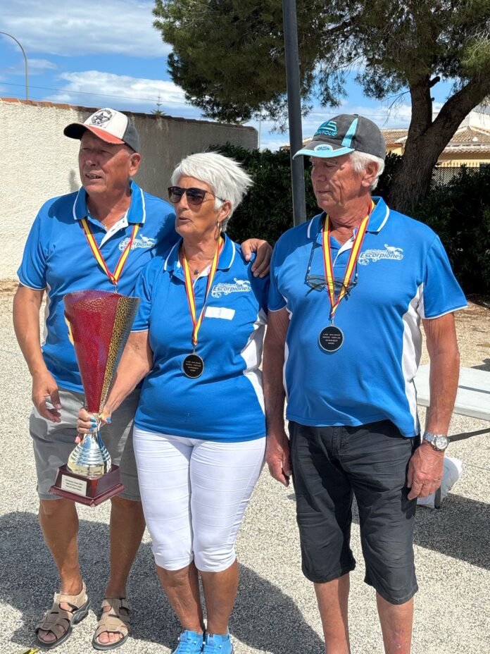 Гучні оплески заслуговують на Джекі Лоутон, секретарку змагань, яка бездоганно ефективно виконала всю координацію команд та реєстрацію.