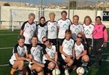 Команда Портобелло Дамс Ванделвоетбал Як би ви хотіли спробувати жіночий футбол на ходу? Не має значення, якщо ви ніколи раніше не грали по м'ячу, адже у нас є чудовий тренер, який проведе вас далі.