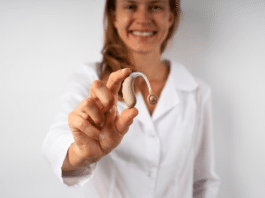 Ce que vous devez savoir avant de choisir votre première paire d'appareils auditifs Les appareils auditifs peuvent rétablir votre connexion avec les autres et votre environnement, à condition qu'ils soient adaptés et de bonne qualité. Ne prenez pas à la légère le choix de votre premier appareil auditif.