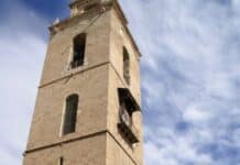 Politieke crisis breekt uit na instorten klok in kathedraal van Orihuela Gelukkig viel de klok in de kamer van de klokkentoren en bereikte deze niet de straat. Zo kon een grote tragedie worden voorkomen, vooral omdat de kathedraal tijdens de Palmzondagmis vol zat met gelovigen.