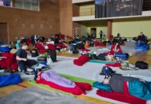 Iberische Halbinsel in Dunkelheit gestürzt: Massiver Stromausfall trifft Spanien und Portugal Leader reporter Mark Nolan was one of 500 Renfe passengers bound for Madrid who were taken off the train before being shipped on 14 buses to a local sports centre to spend the night