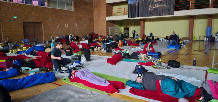 Репортер «Лидера» Марк Нолан был одним из 500 пассажиров Renfe, направлявшихся в Мадрид, которых сняли с поезда и отправили на 14 автобусах в местный спортивный центр, чтобы провести там ночь.