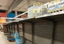 Stromausfall löst Panikkaufwelle in ganz Spanien aus The water aisle in Consum, Los Altos