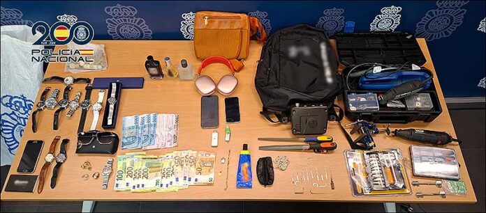 «Ми ліквідували висококваліфіковану, мобільну та безшумну злочинну операцію», – сказав речник поліції. «Але безпека будинку починається з усвідомлення та обережності».