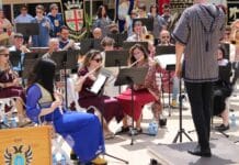 Muziek vormt het decor voor de Moren- en Christenfeesten van Mojácar met de derde compositiewedstrijd “Al-Mosaquer” Het geluid van feestelijke marsen zal deze zaterdag door Mojácar galmen, wanneer de stad gastheer is van het laatste concert van de 3e Nationale 'Al-Mosaquer'-compositiewedstrijd voor Moorse en Christelijke Marsen