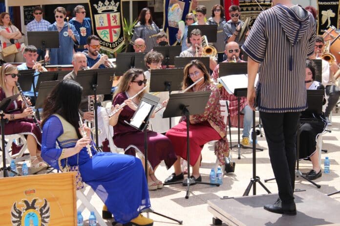 Le son des marches festives résonnera à travers Mojácar ce samedi alors que la ville accueille le concert final du 3e Concours national de composition de marches des Maures et des Chrétiens « Al-Mosaquer »