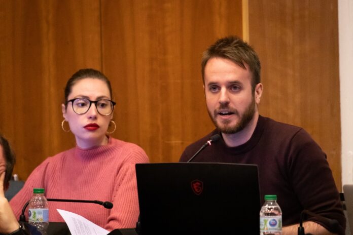 Cambiemos Orihuela uttrykte frustrasjon over at styringsgruppen ikke har tatt grep for å innføre mer rettferdige og likeverdige kriterier seks måneder etter at den nye avgiften ble godkjent.