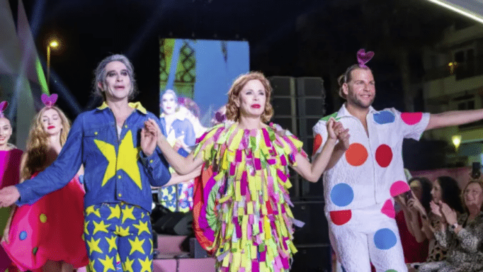 Mario Vaquerizo, Agatha Ruiz de la Prada og Eduardo Navarrete på slutten av moteshowet i 2024. Bilde Torrevieja bystyre