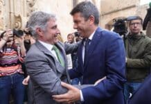 Протест przeciwko powrotowi prezydenta Marka Mazóna do Orihuela Мэр приветствовал Мазона по прибытии в Ориуэлу