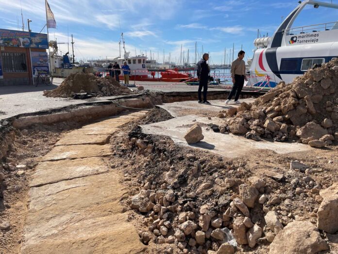 Begrunnelsen for den økte kostnaden er et uventet teknisk problem: behovet for å forhindre at sjøvann infiltrerer byggeplassen.