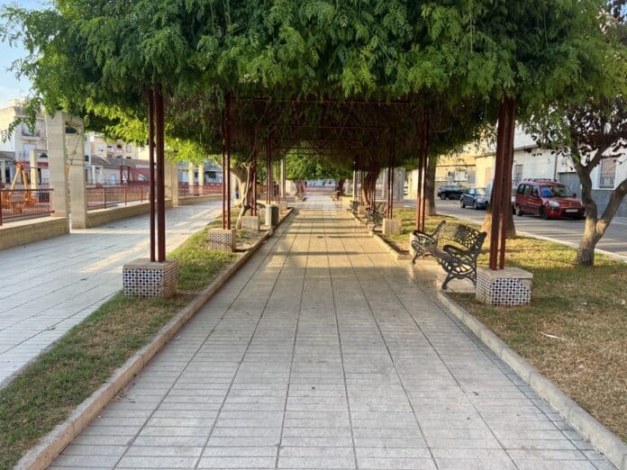 Aufgrund begrenzter Kapazitäten in den städtischen Wartungsteams vergibt die Stadt den Service an Dritte, um das gesamte Stadtgebiet effektiv abzudecken.