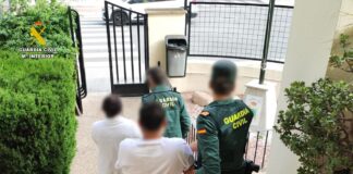 To mistenkte fengslet for en rekke tyverier med «klemmetoden» i Alicante og Málaga Da politiet pågrep paret, mottok de meldinger om at de samme personene hadde begått et annet tyveri bare minutter tidligere – de hadde stjålet to gullkjeder fra en turist i Calpe ved å innlede fysisk kontakt under påskudd av hengivenhet.