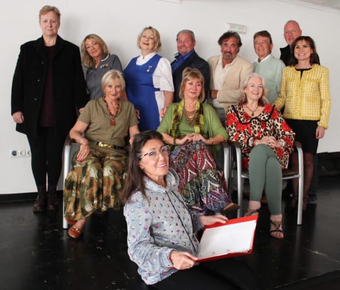 «Старые актеры никогда не умирают... Они просто теряют сюжет» — восхитительно безумная комедия, которая заставит вас гадать (и смеяться) от начала до конца.