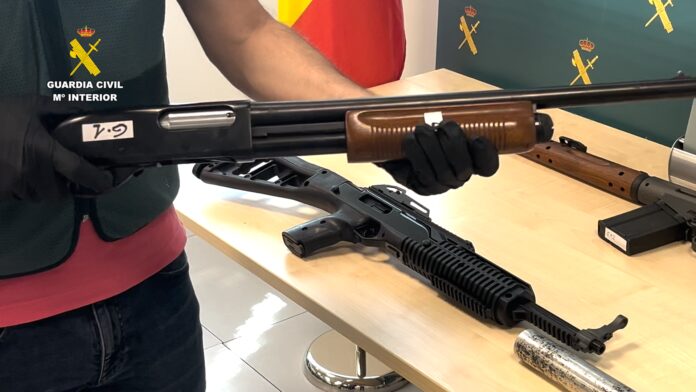 2025-06-12_op_resolute_armas_01 The group, based primarily in Murcia with operations extending into Alicante and Cádiz, is accused of diverting legal firearms into the black market to arm drug gangs