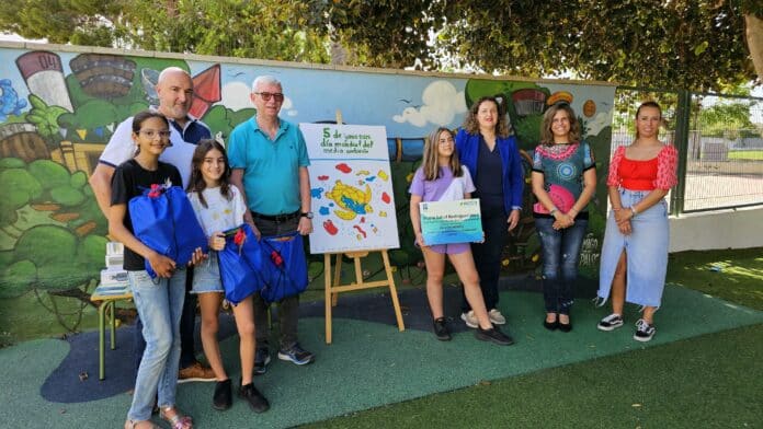 María Salud Rodríguez Vera, élève de 5e année au CEIP San Bartolomé, a remporté le premier prix pour son œuvre intitulée « Si vous voulez sauver la mer, arrêtez de polluer ».