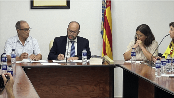 La motion a été menée par le Parti socialiste (PSOE) avec le soutien crucial d'Alain Franz Vandenbergen