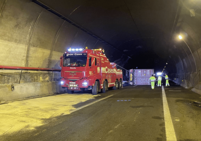 Depuis l'incident, la fermeture a gravement perturbé la circulation entre la région de Murcie et la municipalité d'Alicante, affectant particulièrement les personnes voyageant vers et depuis les destinations balnéaires populaires de Campoamor, Torre de la Horadada et Mil Palmeras.
