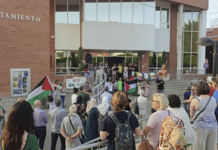 Organisé devant l'hôtel de ville, le rassemblement a marqué un moment important dans la région, puisque Rojales est le seul conseil local à avoir lancé publiquement un tel événement en réponse au conflit en Palestine.