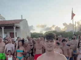 Mieszkańcy podejmują ostatnią próbę powstrzymania rozbiórek na plaży Babilonia Dla Davida Rennera, młodego mieszkańca okolicy i inicjatora ruchu, kąpiel w ramach protestu była również setną kąpielą dziennie.