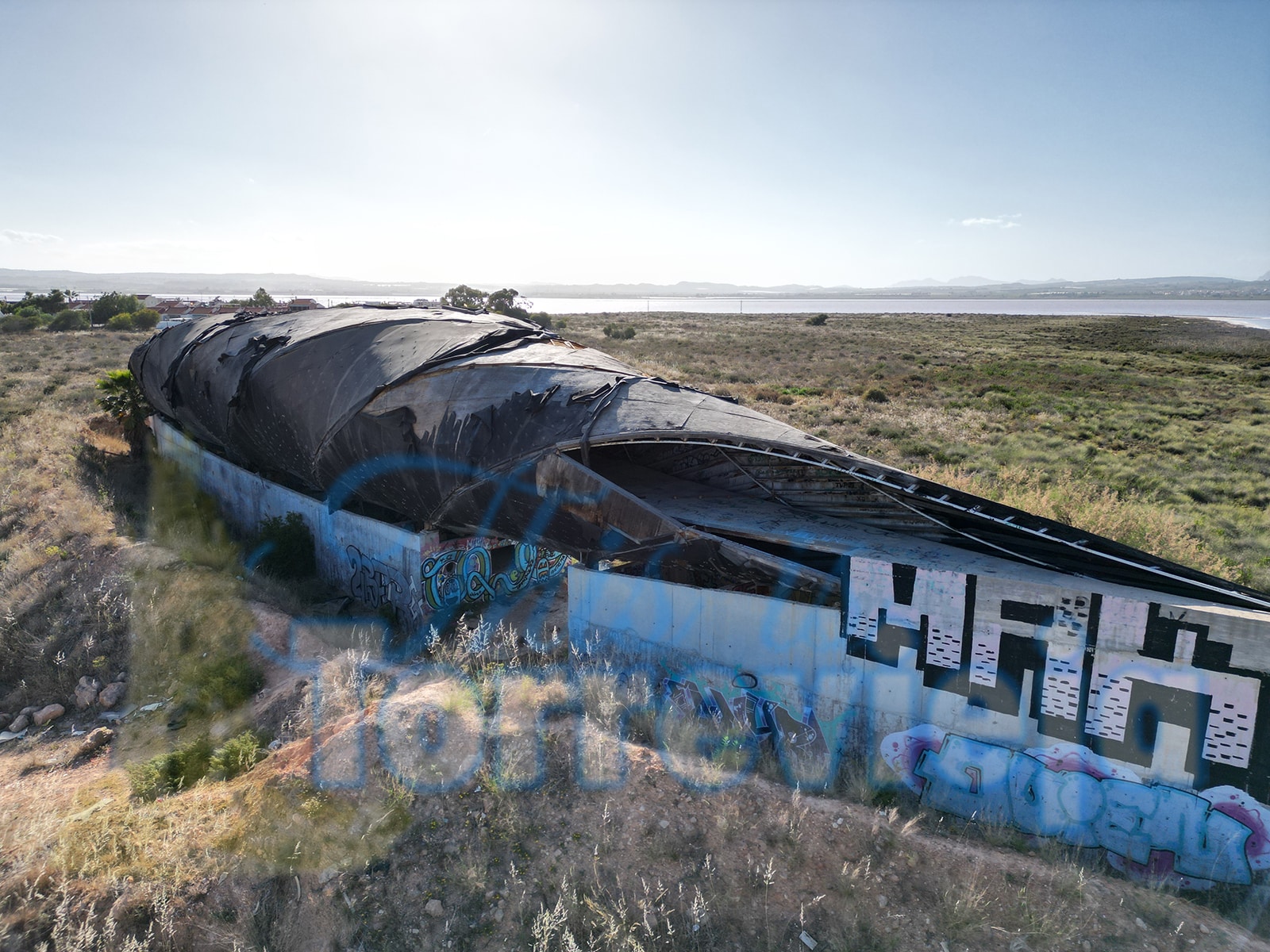 За даними Пожежного консорціуму, пожежа виникла «поблизу» спа-центру, також відомого на місцевому рівні як «La Caracola».