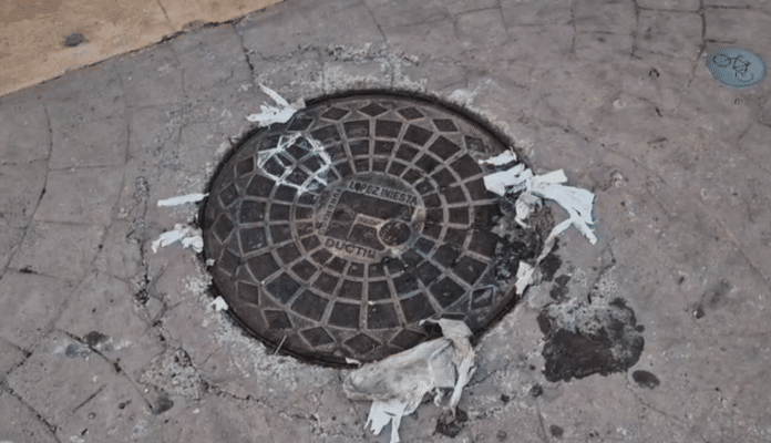 Kumlokket ble forskjøvet av det oppadgående trykket fra kloakken, som oversvømmet store deler av promenaden.