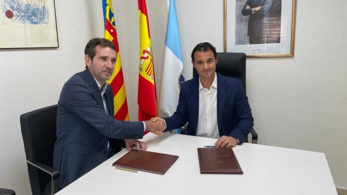 El convenio de colaboración ha sido firmado oficialmente hoy en el Ayuntamiento de Torrevieja por el alcalde Eduardo Dolón y Vicente Ordaz, presidente de À Punt.