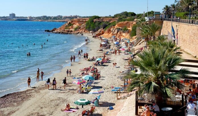 Orihuela Costas populære Punta Prima-strand går inn i sin tredje høysesong på rad uten strandbar eller fungerende heis, noe som frustrerer både turister og fastboende.