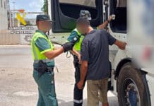 LKW-Fahrer in Torre Pacheco sechsmal über dem zulässigen Alkohollimit festgenommen Dank mehrerer Meldungen besorgter Fahrer konnten Beamte der Verkehrsabteilung der Guardia Civil den Lastwagen abfangen, der von Valencia nach Cartagena unterwegs war.
