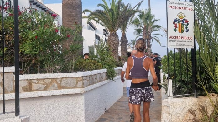 La tan esperada reapertura de este corto pero estratégicamente vital tramo del paseo marítimo restablece el acceso público a una de las rutas de senderismo más pintorescas y populares de Orihuela Costa.