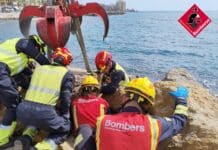 Drama an der Küste von Torrevieja: Rettungsteam kämpft um die Befreiung eines belgischen Urlaubers Der Mann rutschte in eine Lücke zwischen den riesigen Steinblöcken und konnte sich nicht mehr befreien. Gegen 10 Uhr morgens löste dies einen dringenden Notruf aus.