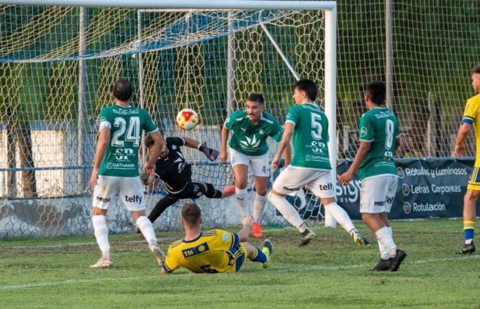 Flooding the box as Thader thwart an Orihuela attack