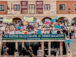 Setki osób protestują w Guardamar przeciwko rozbiórce zabytkowych domów na plaży Babilonia Setki mieszkańców Playa Babilonia w Guardamar del Segura wyszło w tym tygodniu na ulice, aby zaprotestować przeciwko planowanej rozbiórce 65 zabytkowych domów nad brzegiem morza, która miała się rozpocząć 15 września.