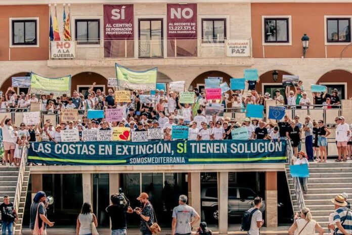 Des centaines d'habitants de Playa Babilonia à Guardamar del Segura sont descendus dans la rue cette semaine pour protester contre la démolition prévue de 65 maisons historiques en bord de mer, qui doit commencer le 15 septembre.