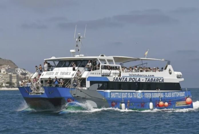 Na razie promy wciąż przypływają, restauracje wciąż serwują, a miejscowi wciąż przystosowują się do lata, które, jak mówią mieszkańcy wyspy, tak naprawdę „nigdy się nie kończy”.