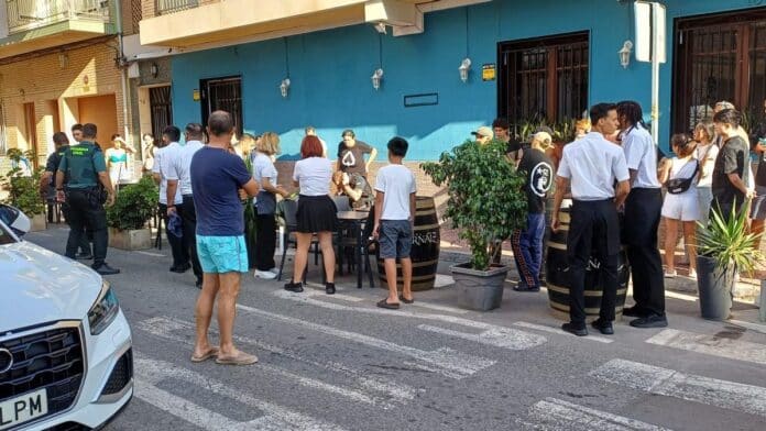 Убийство произошло средь бела дня на перекрестке улиц Педро Лорка и Хуан Матео, в оживленном центре города, где расположено множество кафе и ресторанов.