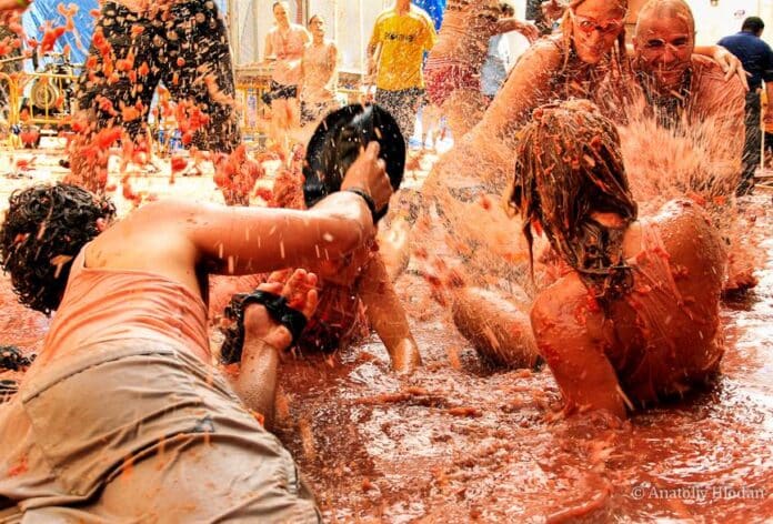 Dwadzieścia tysięcy uczestników obrzuciło się nawzajem 100 tonami przejrzałych owoców, zamieniając ulice w rzekę czerwonej papki z okazji 80. rocznicy La Tomatiny.