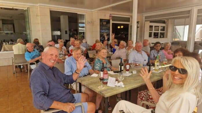 Kolejny wyśmienity lunch z naszą załogą Levante, tym razem dzięki uprzejmości restauracji Marina Sol i naszych kulinarnych bohaterów, Charliego i Michelle.