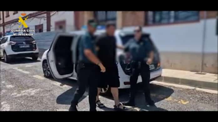 W ramach skoordynowanej operacji jednostki Gwardii Cywilnej zatrzymały dwóch mężczyzn, którzy przyjechali na domniemane miejsce spotkania wynajętym samochodem w Los Alcázares.