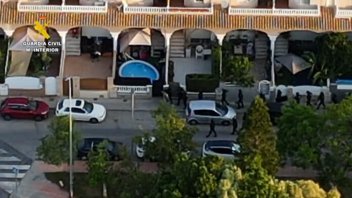 Śledztwo o kryptonimie „Vamore” wykazało, że dom był aktywnym punktem przemytu narkotyków, odwiedzanym dniem i nocą przez klientów, w tym nieletnich.