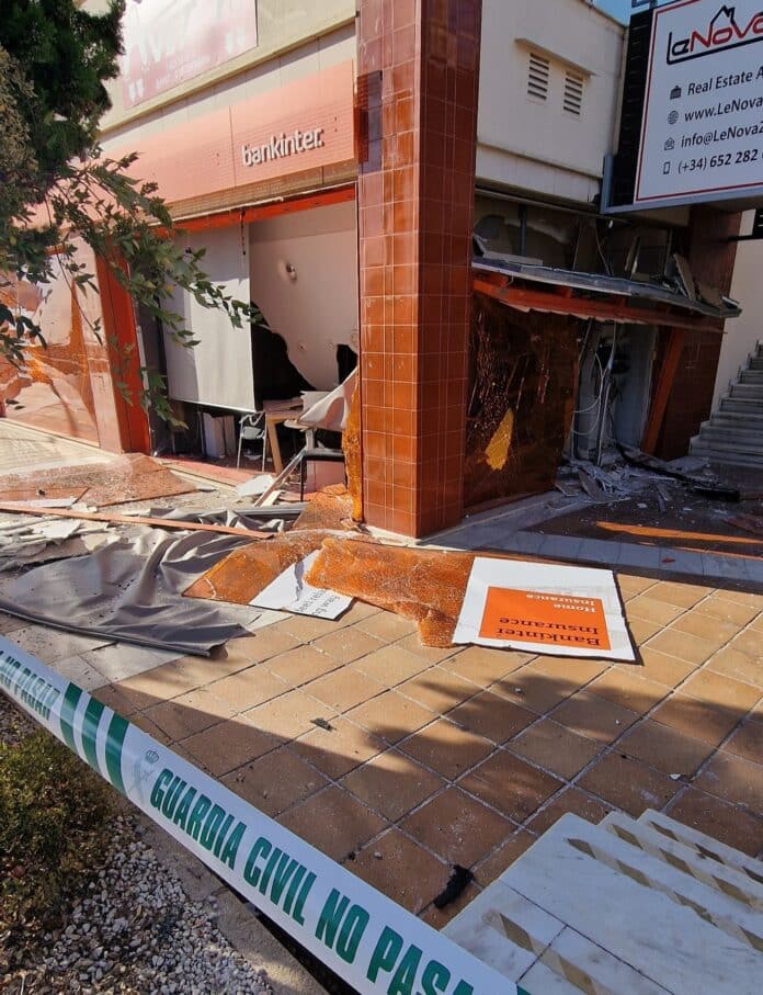 Незважаючи на вибух, злодії не змогли отримати доступ до готівки. Слідчі зазначили, що час пограбування був незрозумілим, оскільки банкомати часто мають найнижчий резерв у понеділок вранці після напружених вихідних.