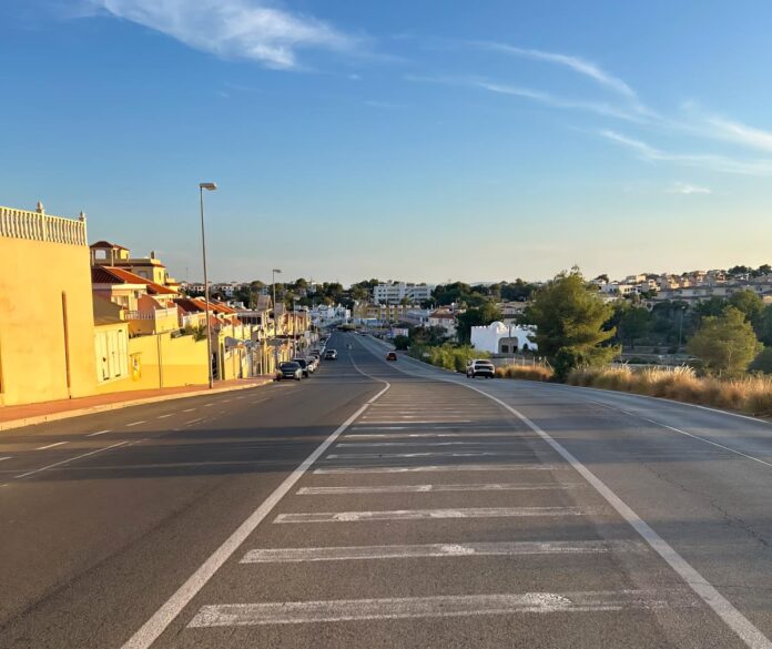Foto van de carrière van Villamartín De geplande werkzaamheden, die naar verwachting vier maanden in beslag zullen nemen, omvatten onder meer het volledig opnieuw asfalteren van de weg, de aanleg van een middenberm met voetgangersoversteekplaatsen, het herindelen van het verkeer, het repareren van beschadigde trottoirs en het plaatsen van nieuwe horizontale en verticale bewegwijzering.