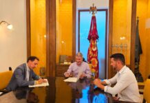 Orihuela krijgt officieel testcentrum voor theorie-examens De gemeenteraad van Orihuela en de Provinciale Verkeersdienst van Alicante (DGT) hebben een samenwerkingsovereenkomst getekend om een officieel computergestuurd klaslokaal voor theorie-examens voor het rijbewijs in Orihuela op te zetten.